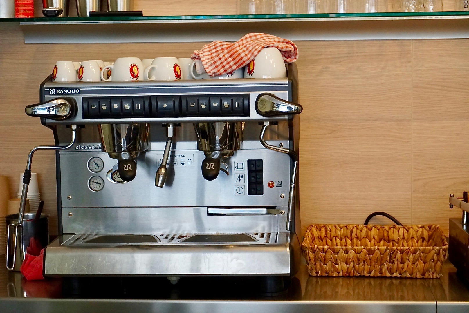 Die Espressomaschiene vom Sandwicher läuft während der Mittagspause auf Hochtouren
